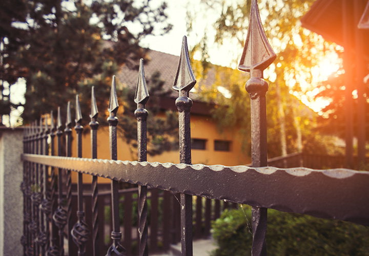 What Fence Should You Invest In, Wood or Iron?